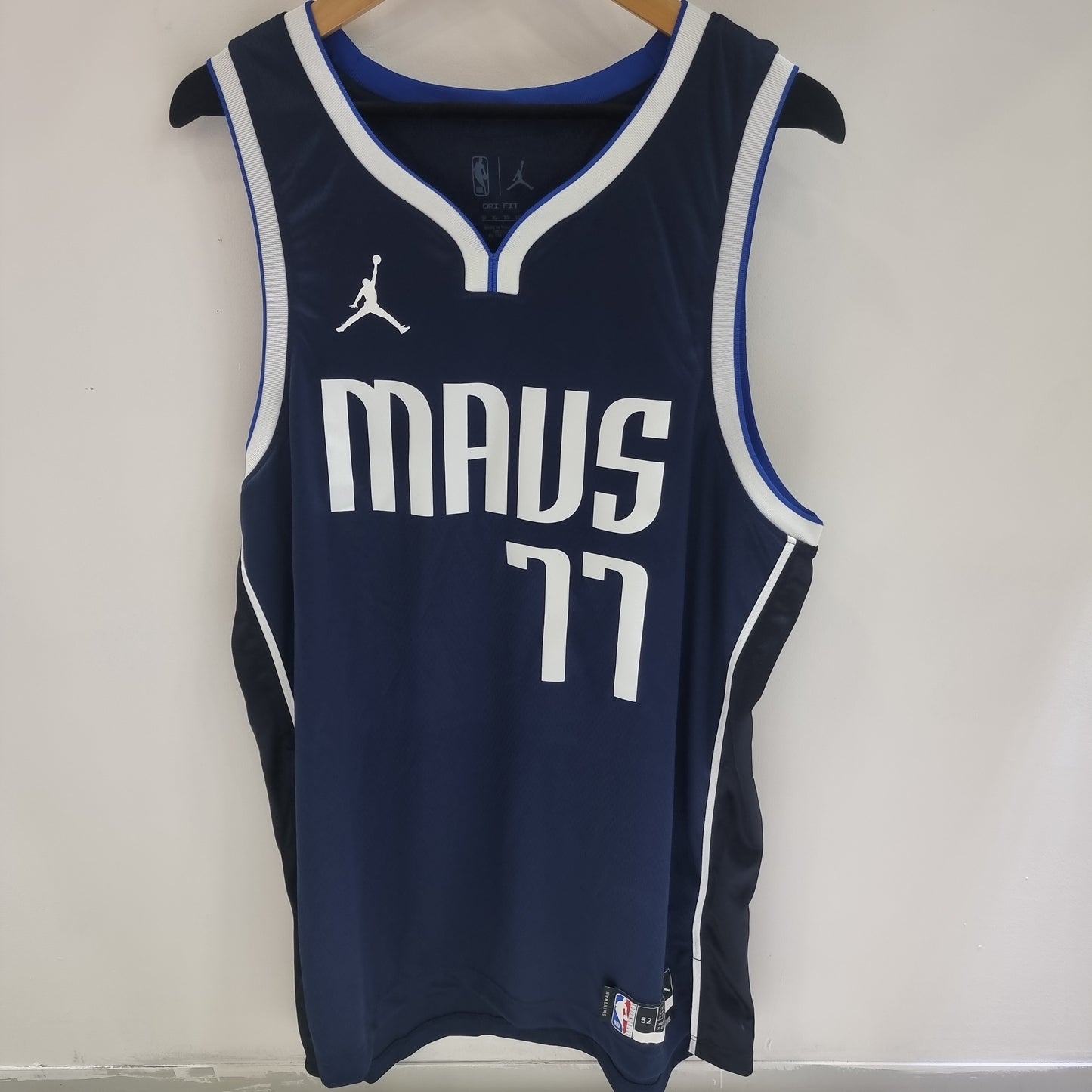 Jersey NBA Maus 77 "Doncic"