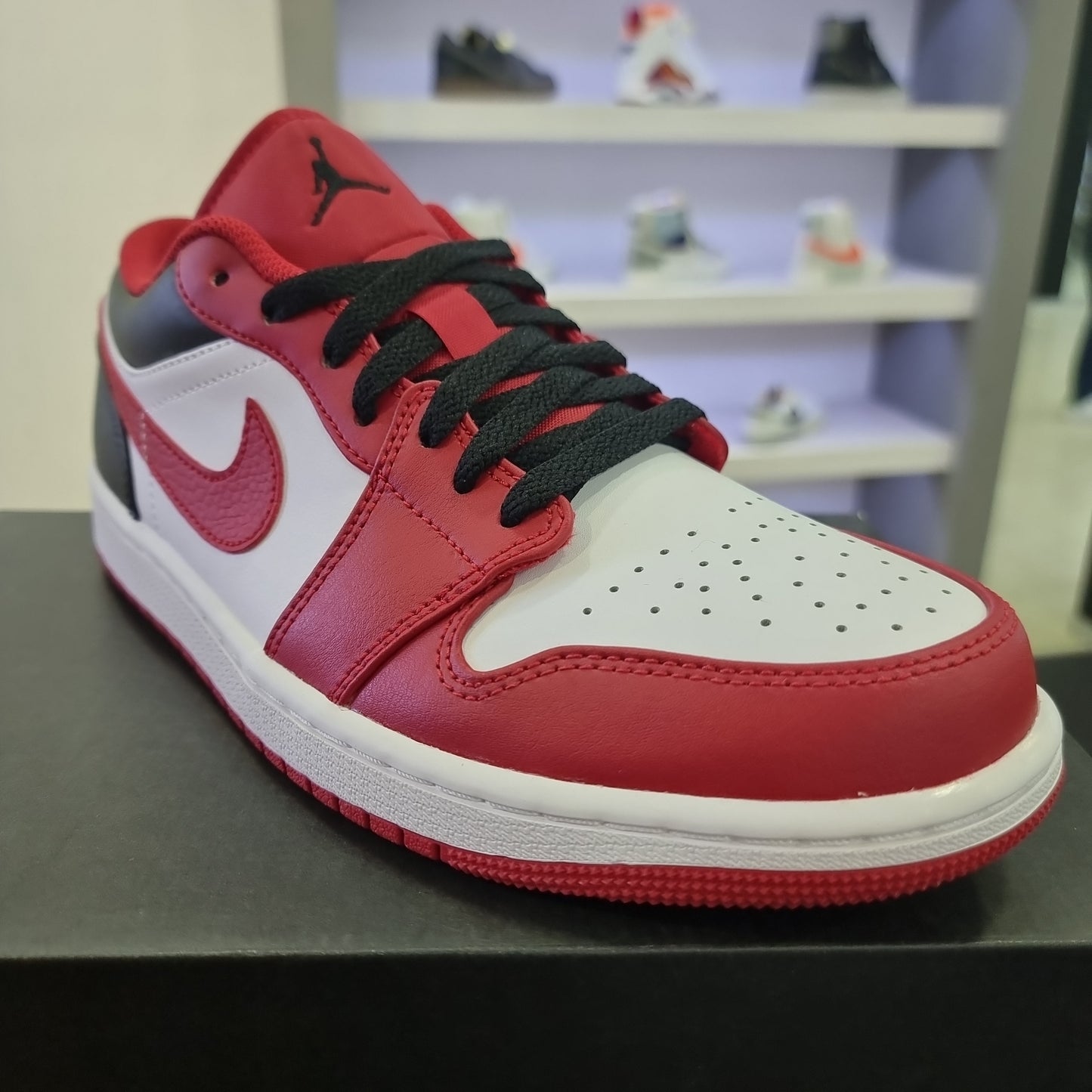 Jordan 1 Low Bulls