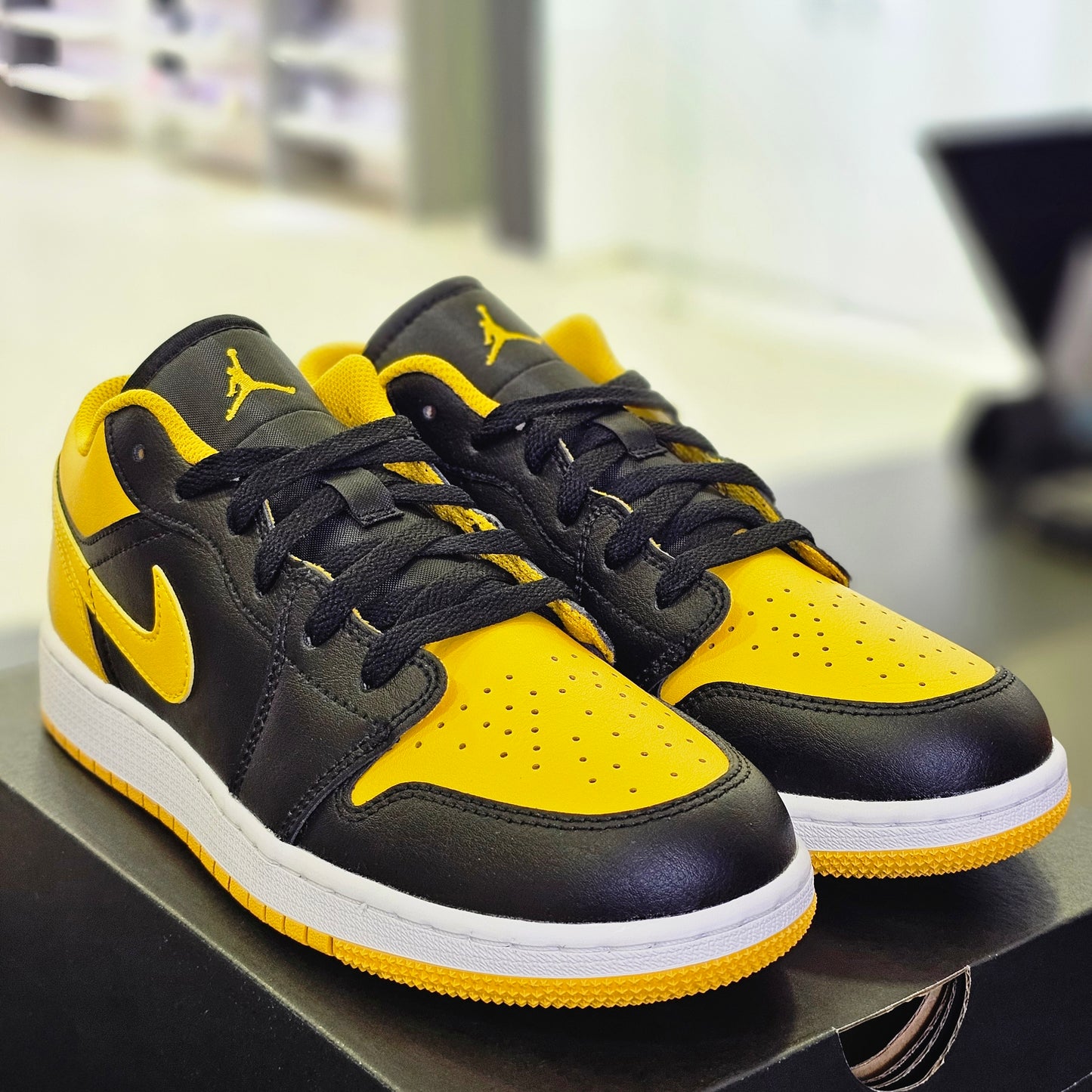 Jordan 1 Low Yellow Ochre