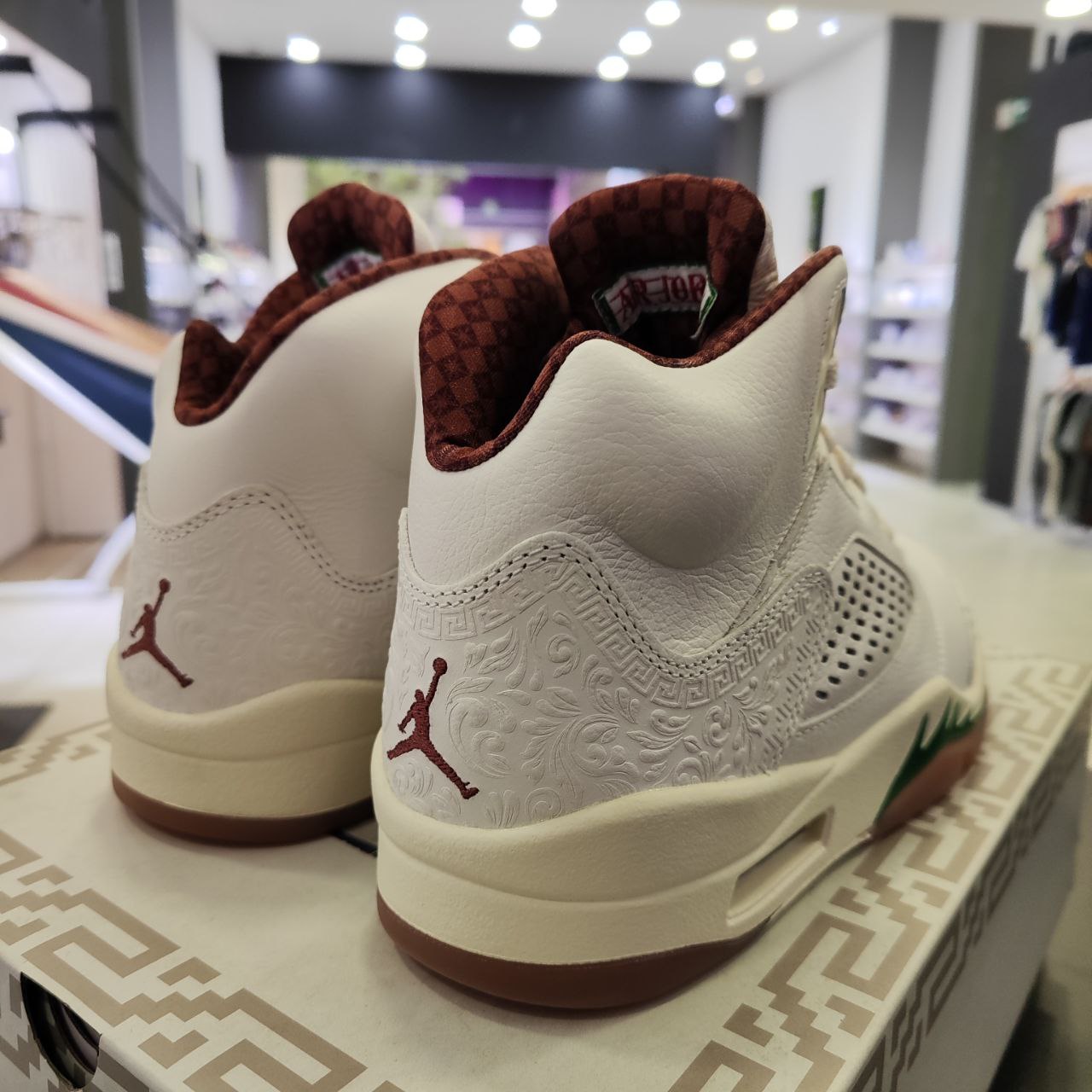 Jordan 5 Retro El Grito Sail Autografiado por "El Malilla" (video de la firma)