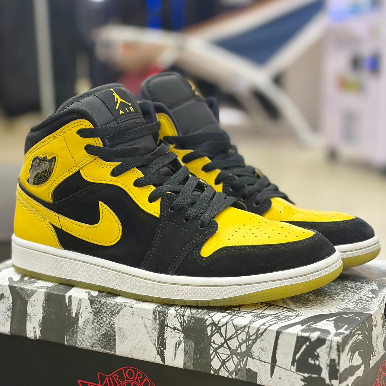 Jordan 1 Mid New Love