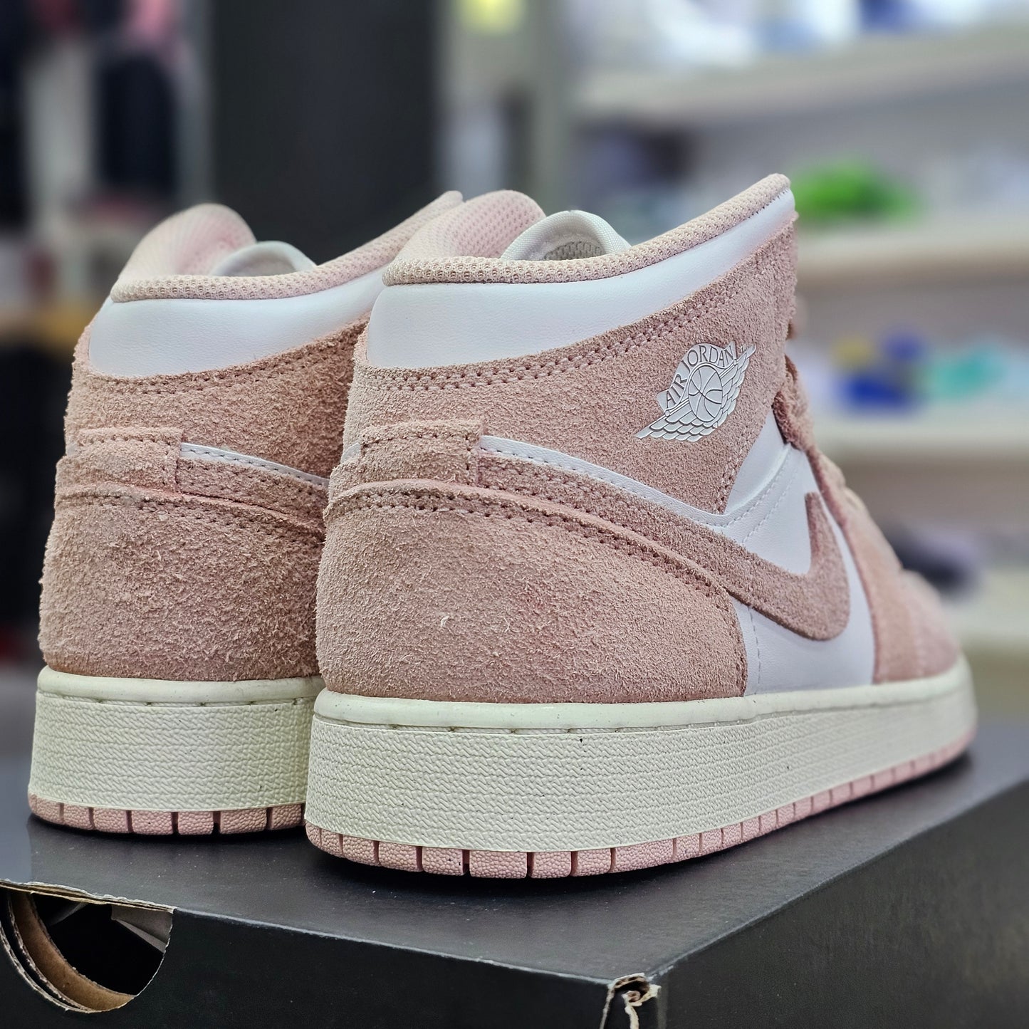 Jordan 1 Mid Legend Pink