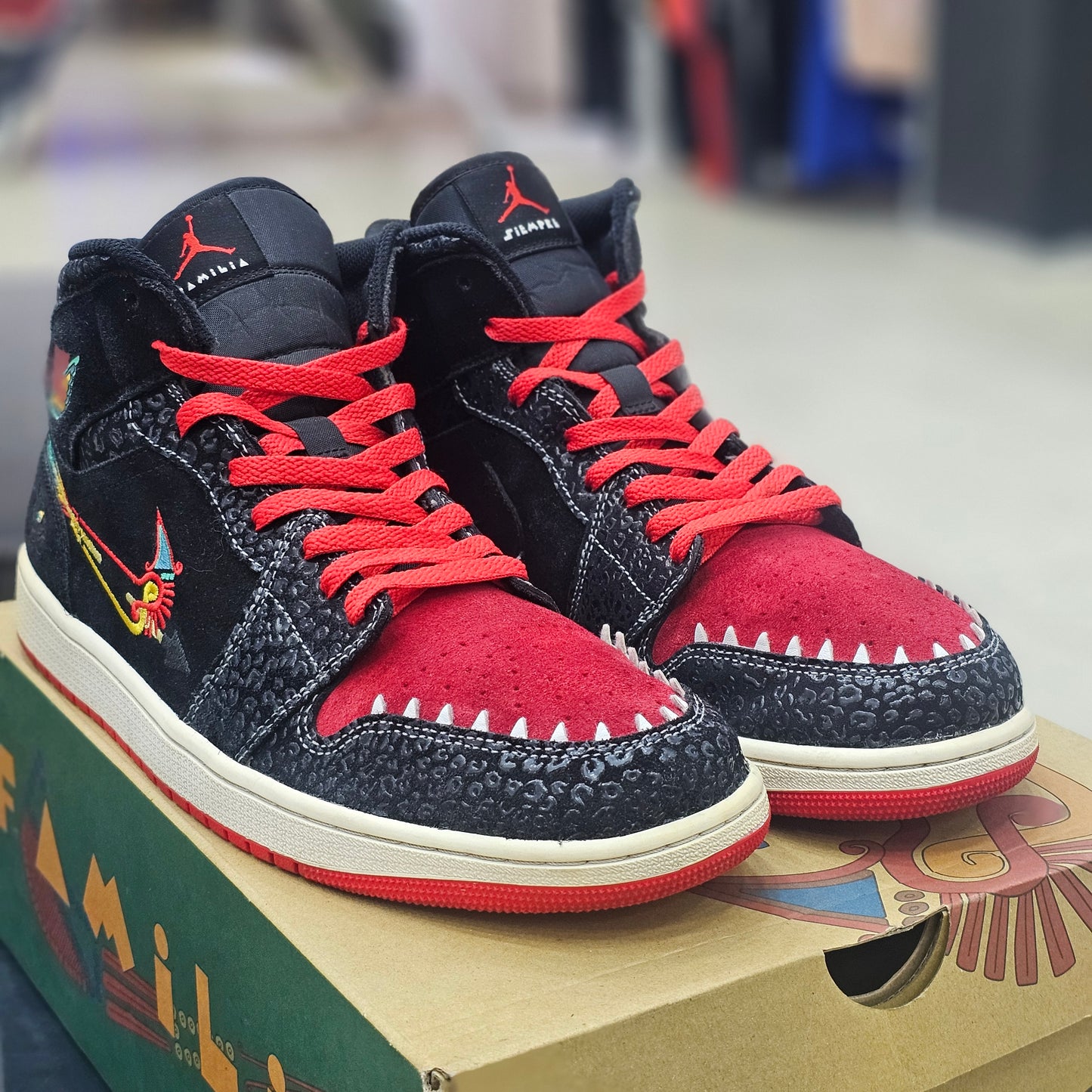 Jordan 1 Mid Siempre Familia