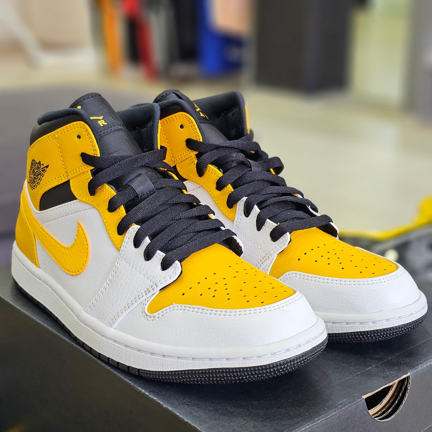 Jordan 1 Mid University Gold