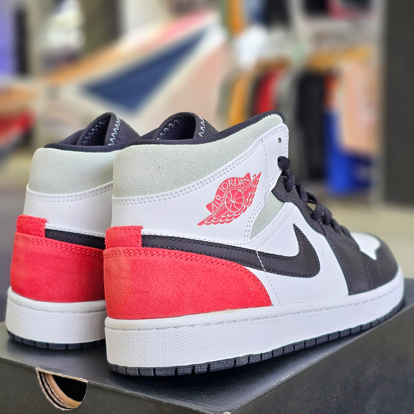 Jordan 1 Mid SE Red Black Toe