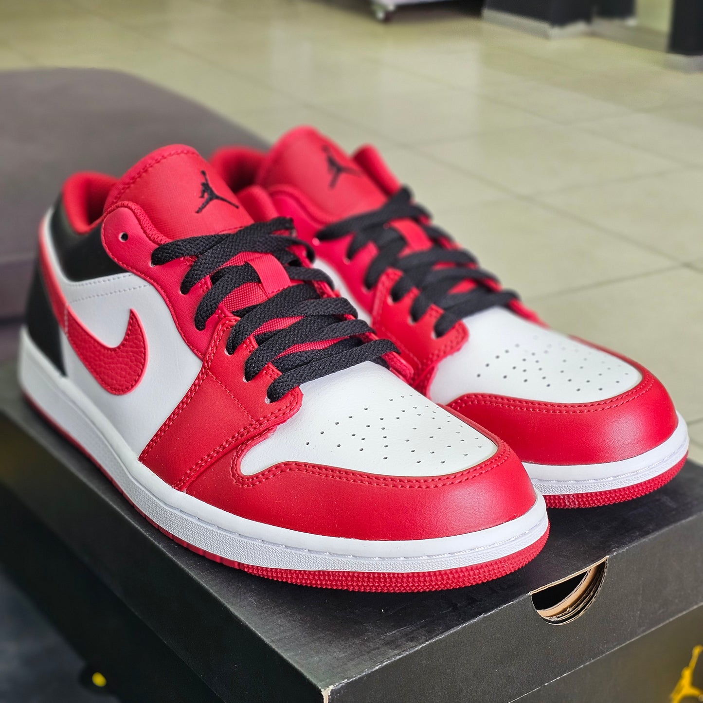 Jordan 1 Low Reverse Black Toe