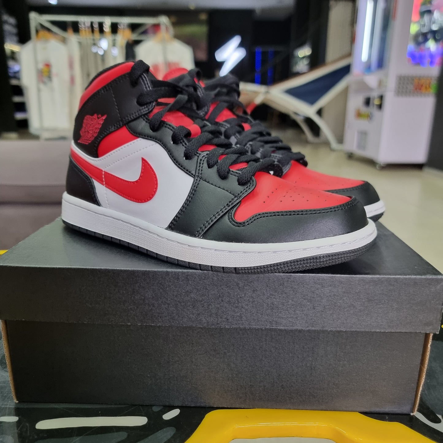 Jordan 1 Mid Bred Toe