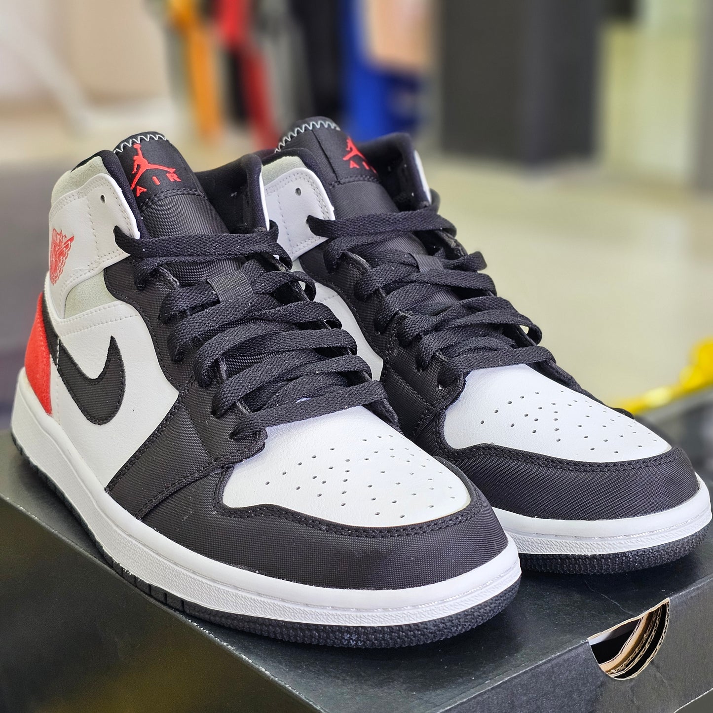 Jordan 1 Mid SE Red Black Toe