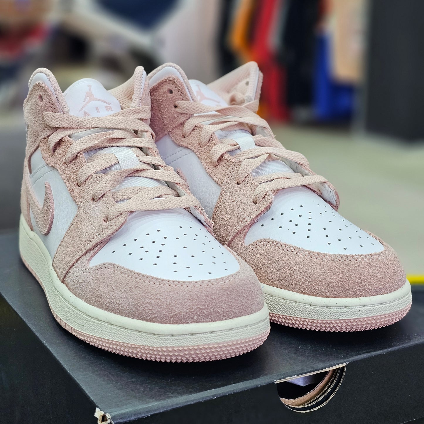 Jordan 1 Mid Legend Pink