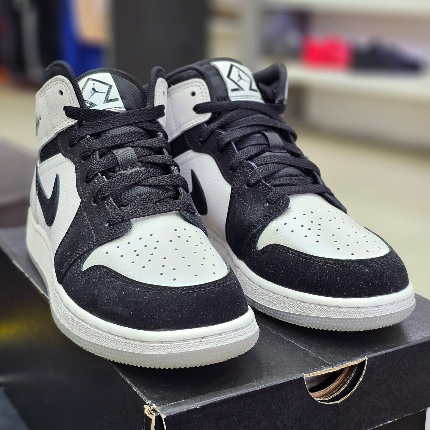 Jordan 1 Mid Diamond