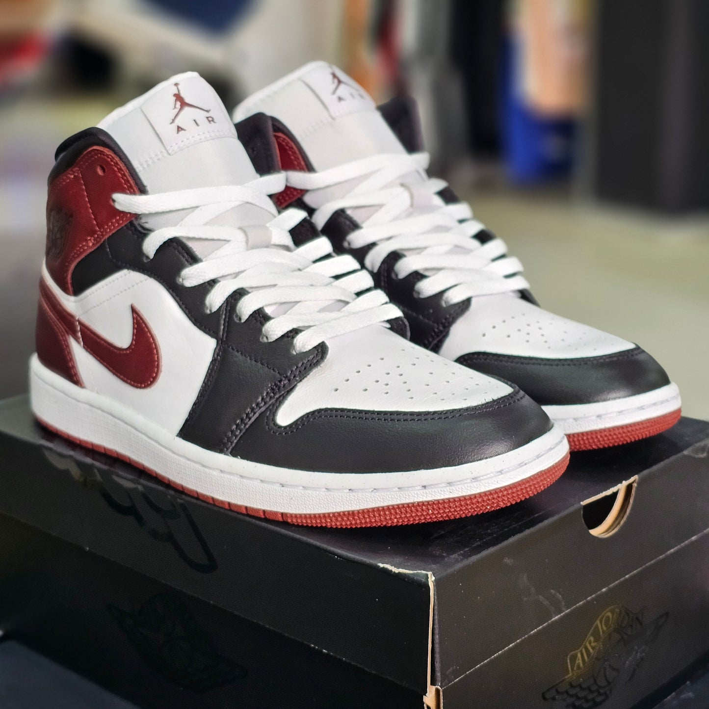 Jordan 1 Mid Darck Pony