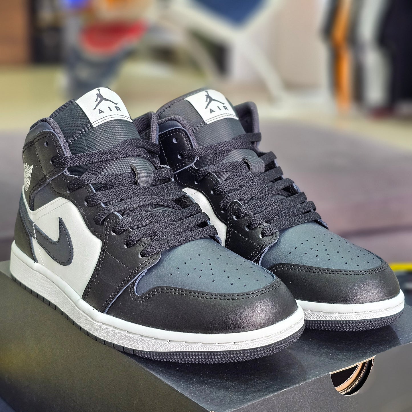 Jordan 1 Mid Black Off Noir