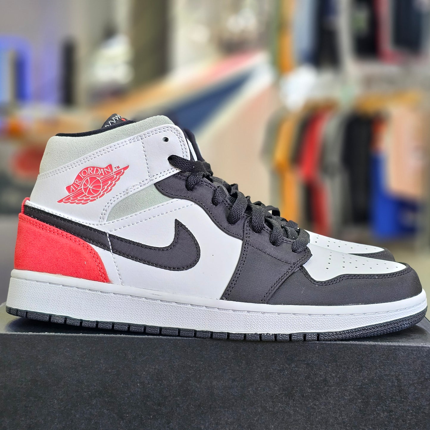 Jordan 1 Mid SE Red Black Toe