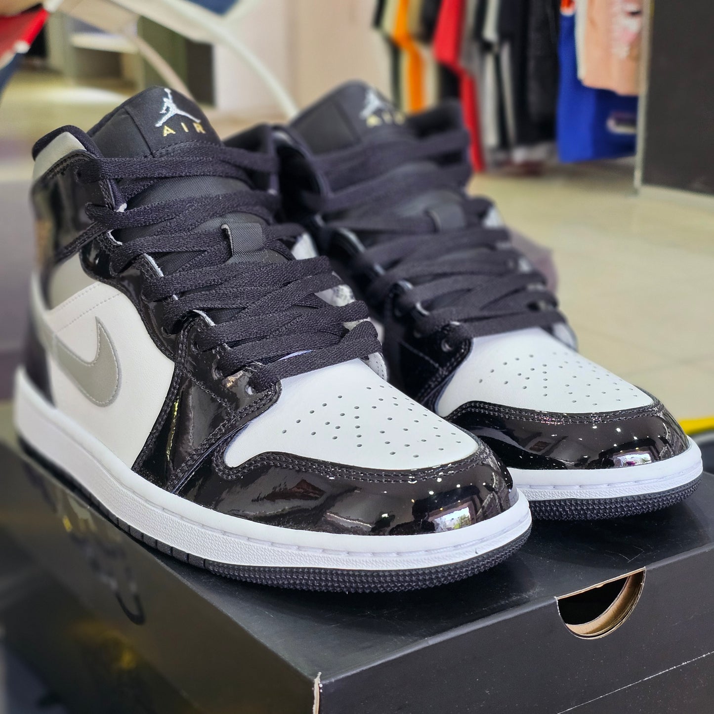 Jordan 1 Mid SE Black White Metallic Silver