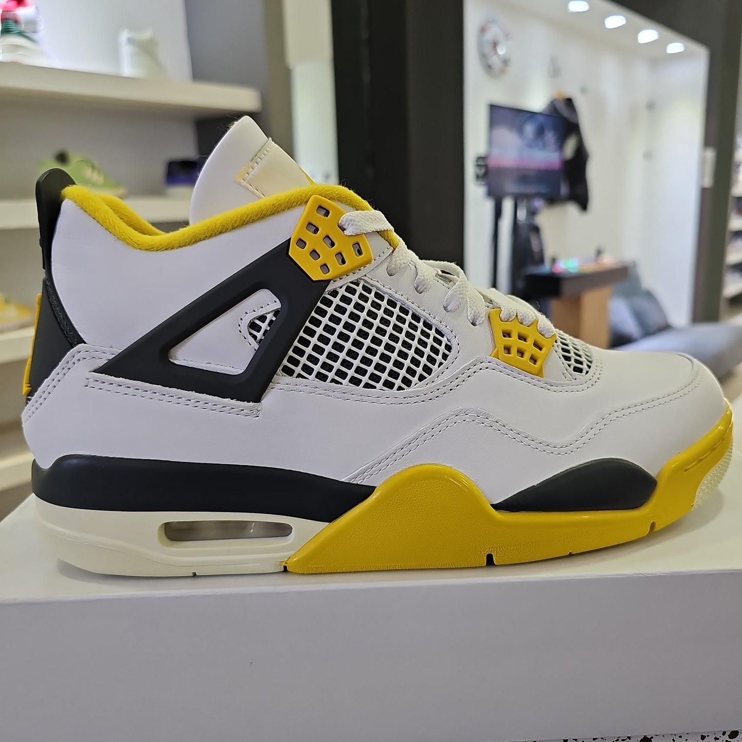 Jordan 4 Retro Vivid Sulfur