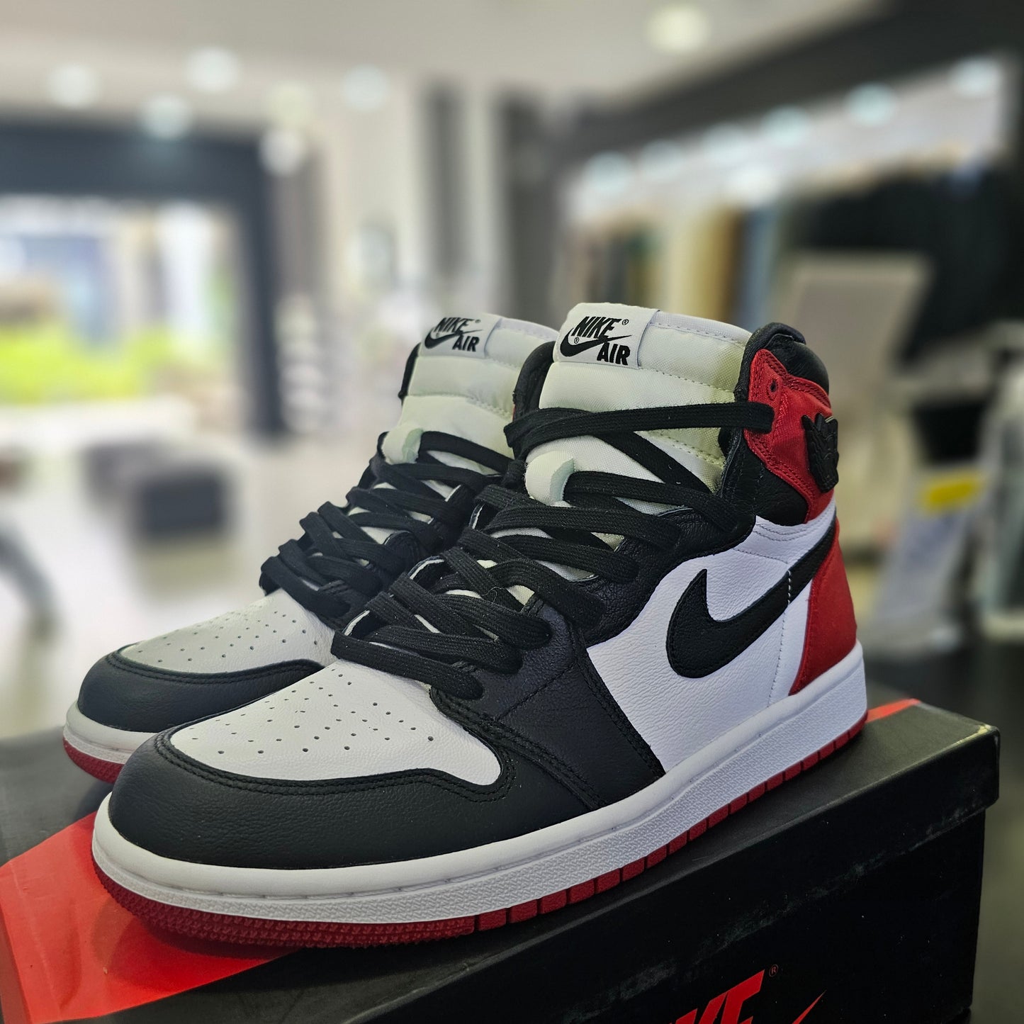 Jordan 1 Retro High Satin Black Toe