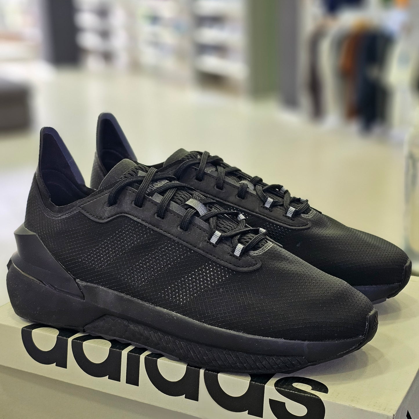 Adidas Avryn