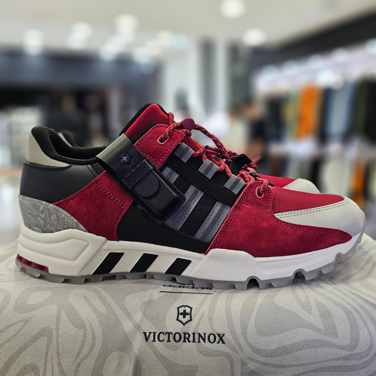 Navaja adidas EQT Support 93 Victorinox Swiss Army