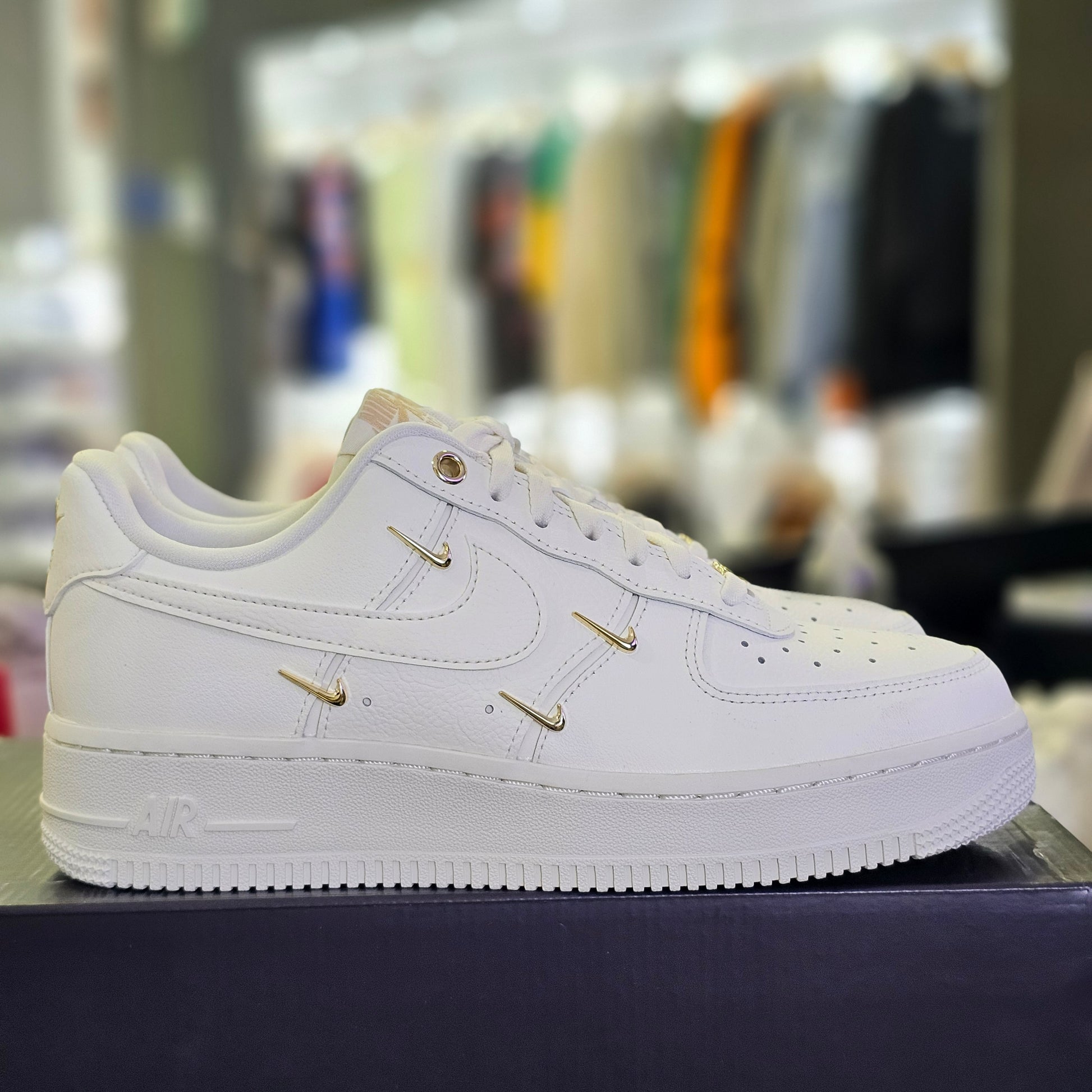 Air Force Low Sail Metallic Gold – Show Off sneakers