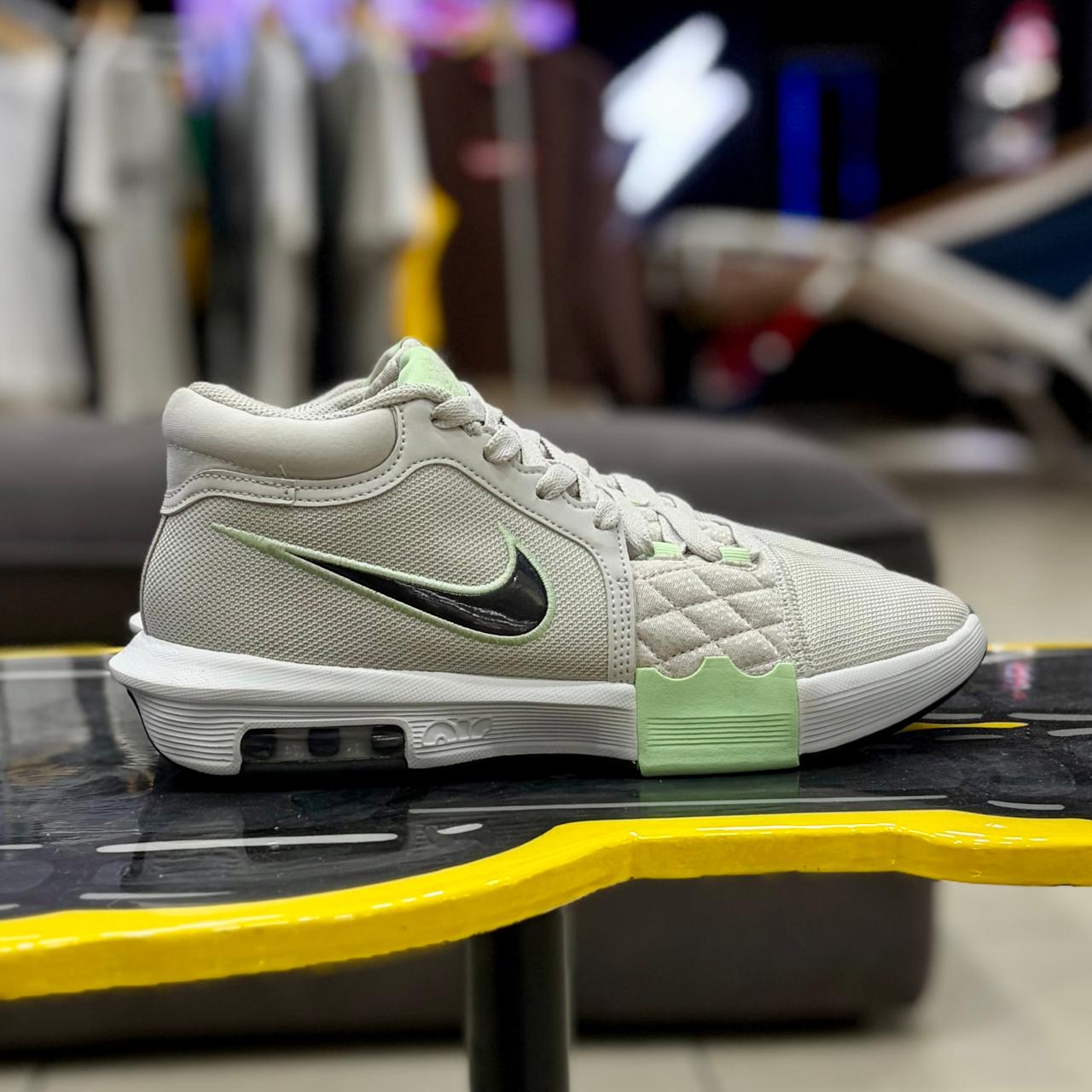 Lebron Witness 8 Vapor Green