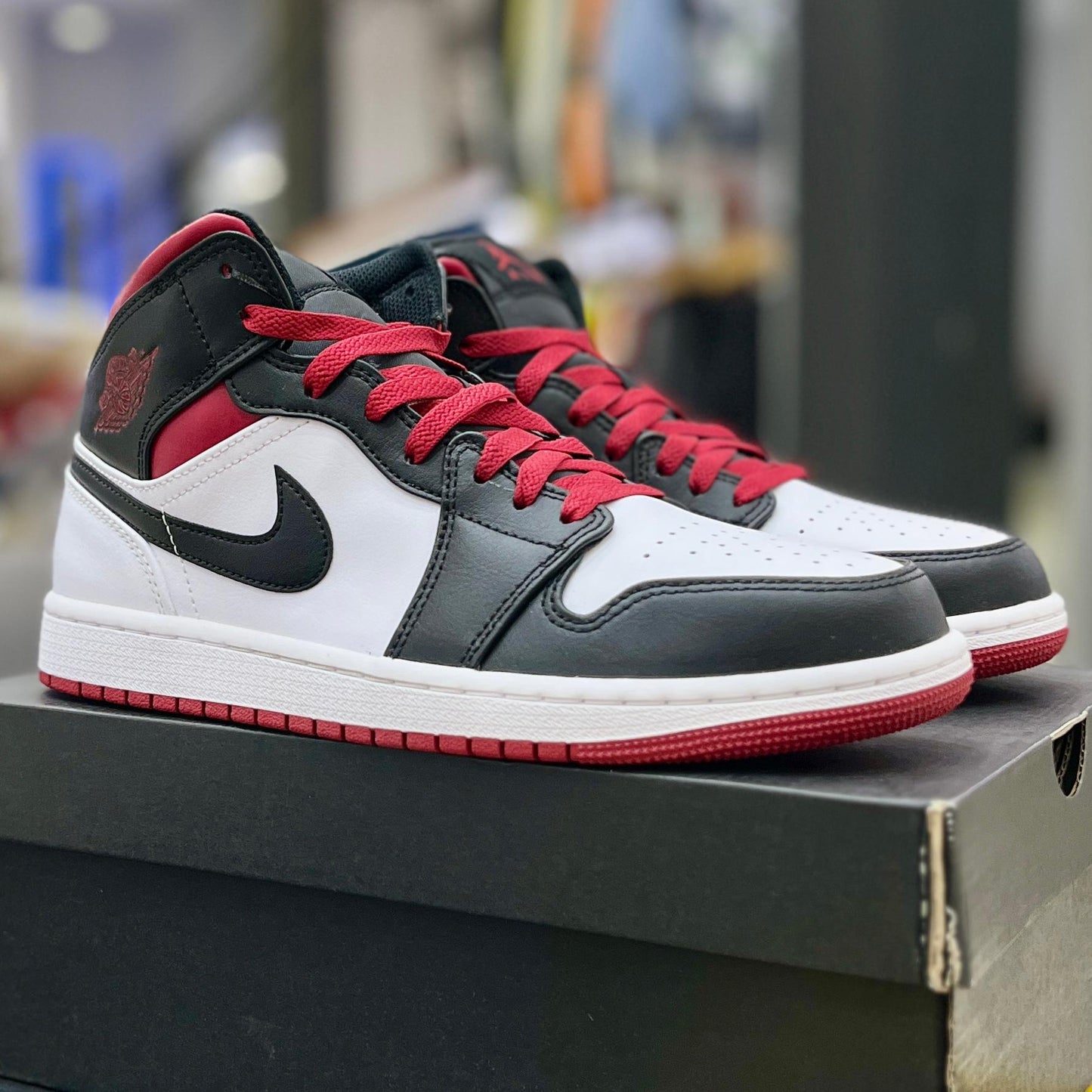 Jordan 1 Mid Bred Toe