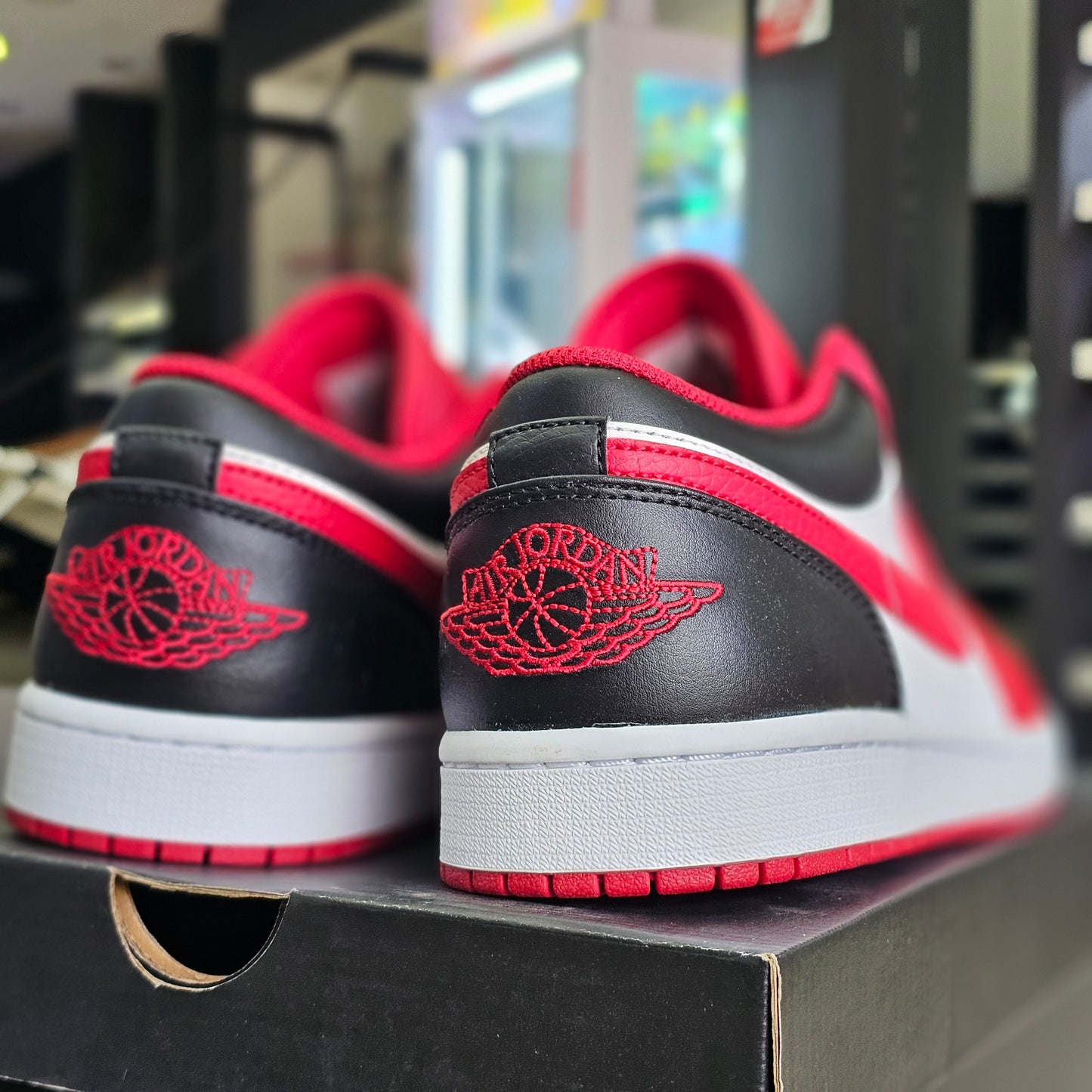 Jordan 1 Low Reverse Black Toe
