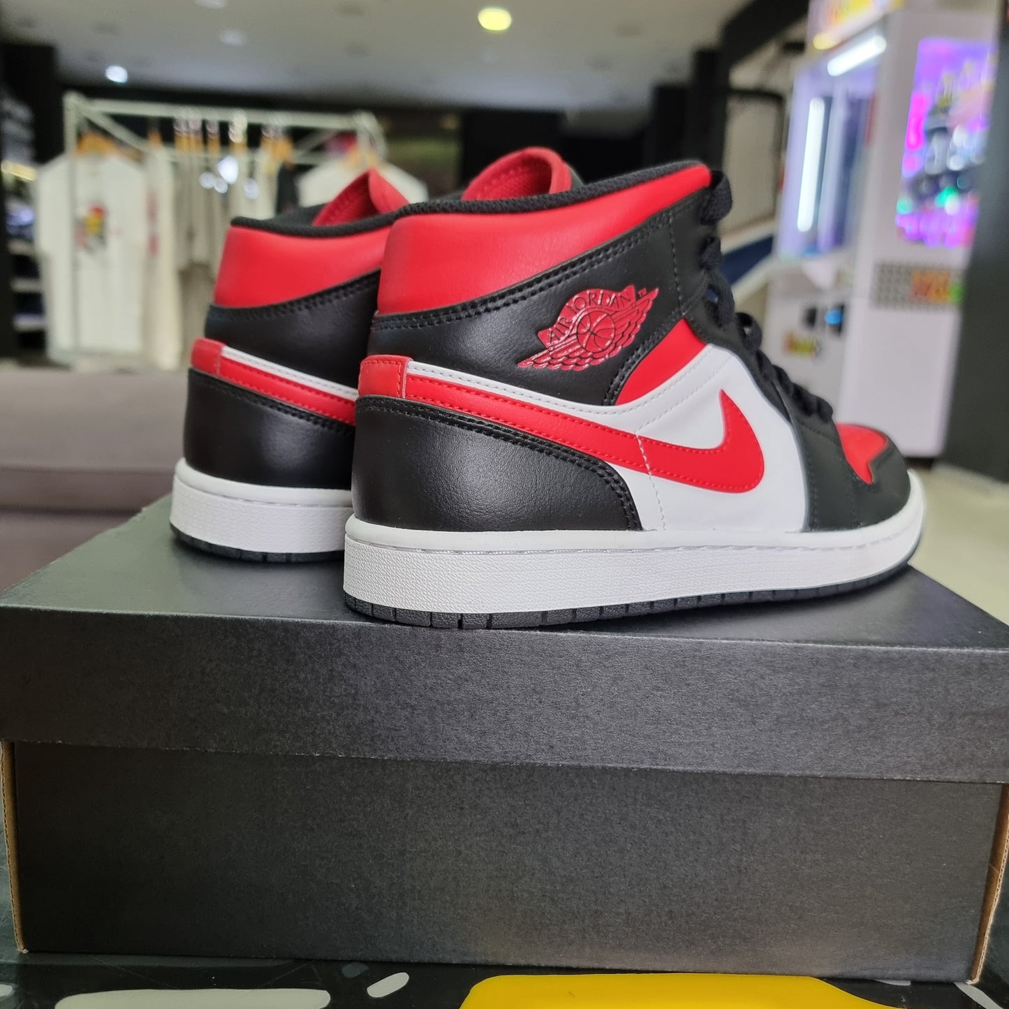 Jordan 1 Mid Bred Toe