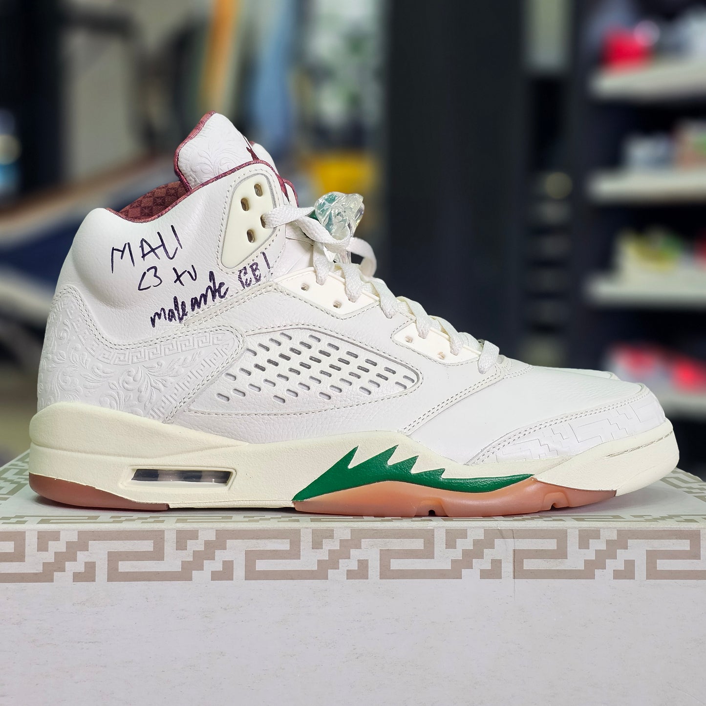 Jordan 5 Retro El Grito Sail Autografiado por "El Malilla" (video de la firma)