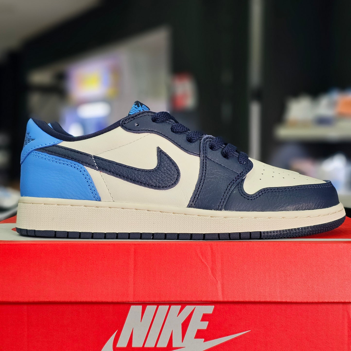 Jordan 1 Retro Low OG Obsidian UNC