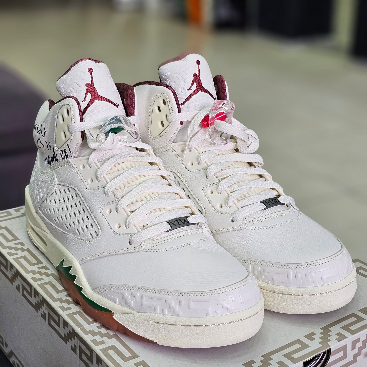 Jordan 5 Retro El Grito Sail Autografiado por "El Malilla" (video de la firma)