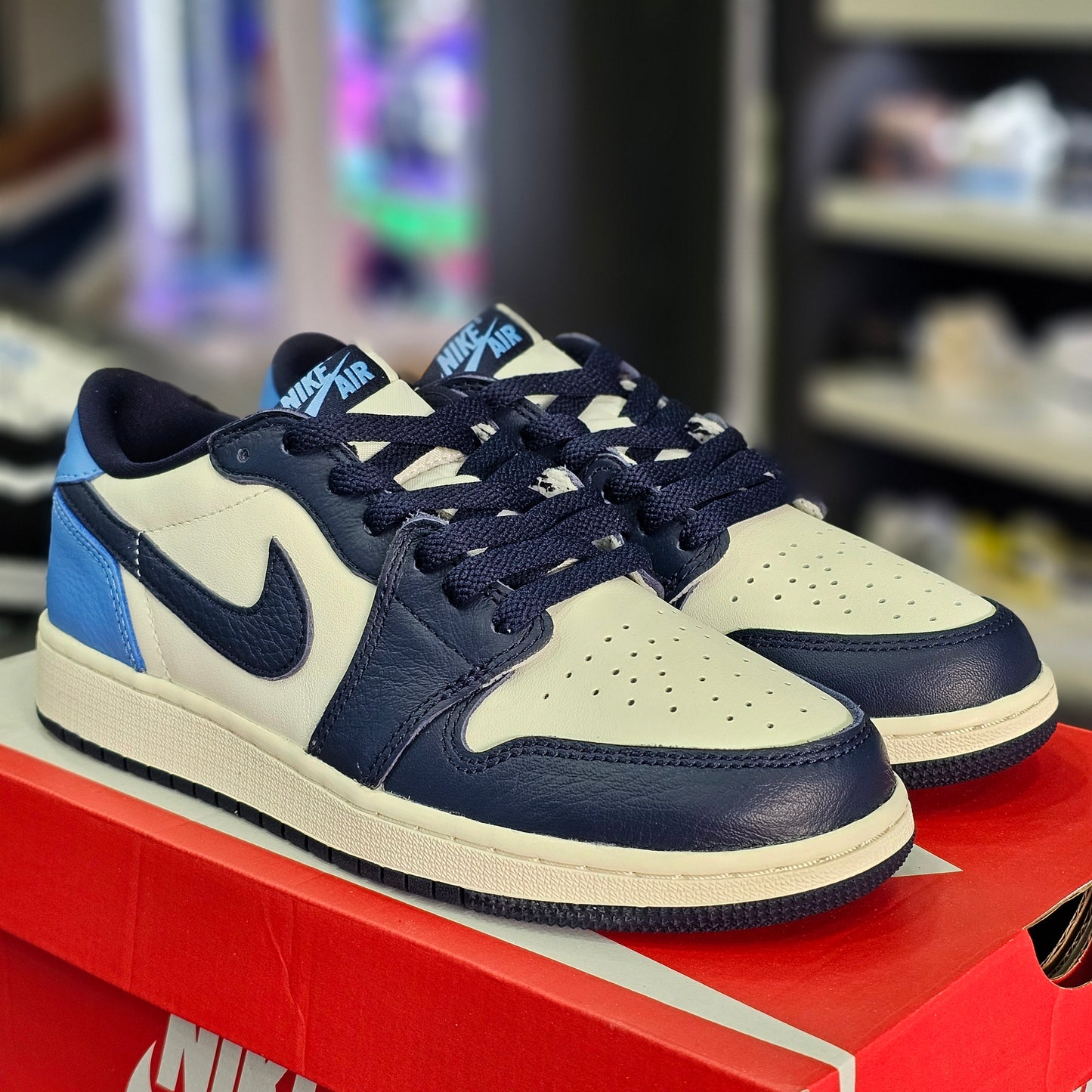 Jordan 1 Retro Low OG Obsidian UNC
