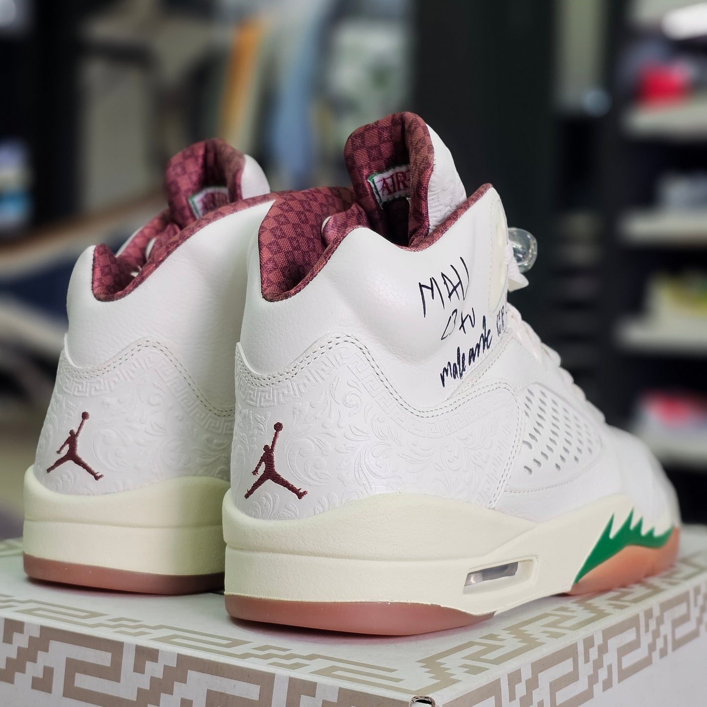 Jordan 5 Retro El Grito Sail Autografiado por "El Malilla" (video de la firma)