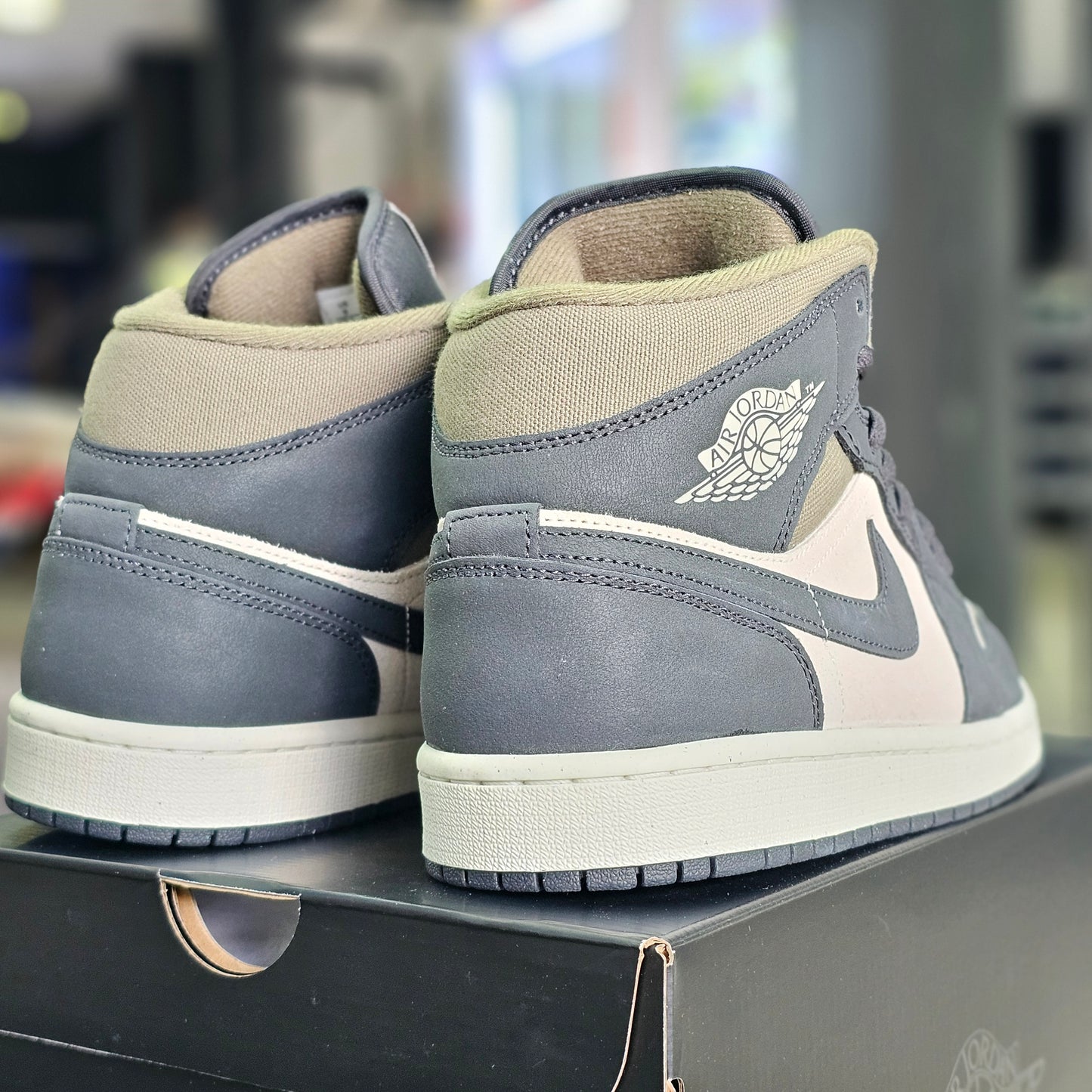 Jordan 1 mid Medium Olive
