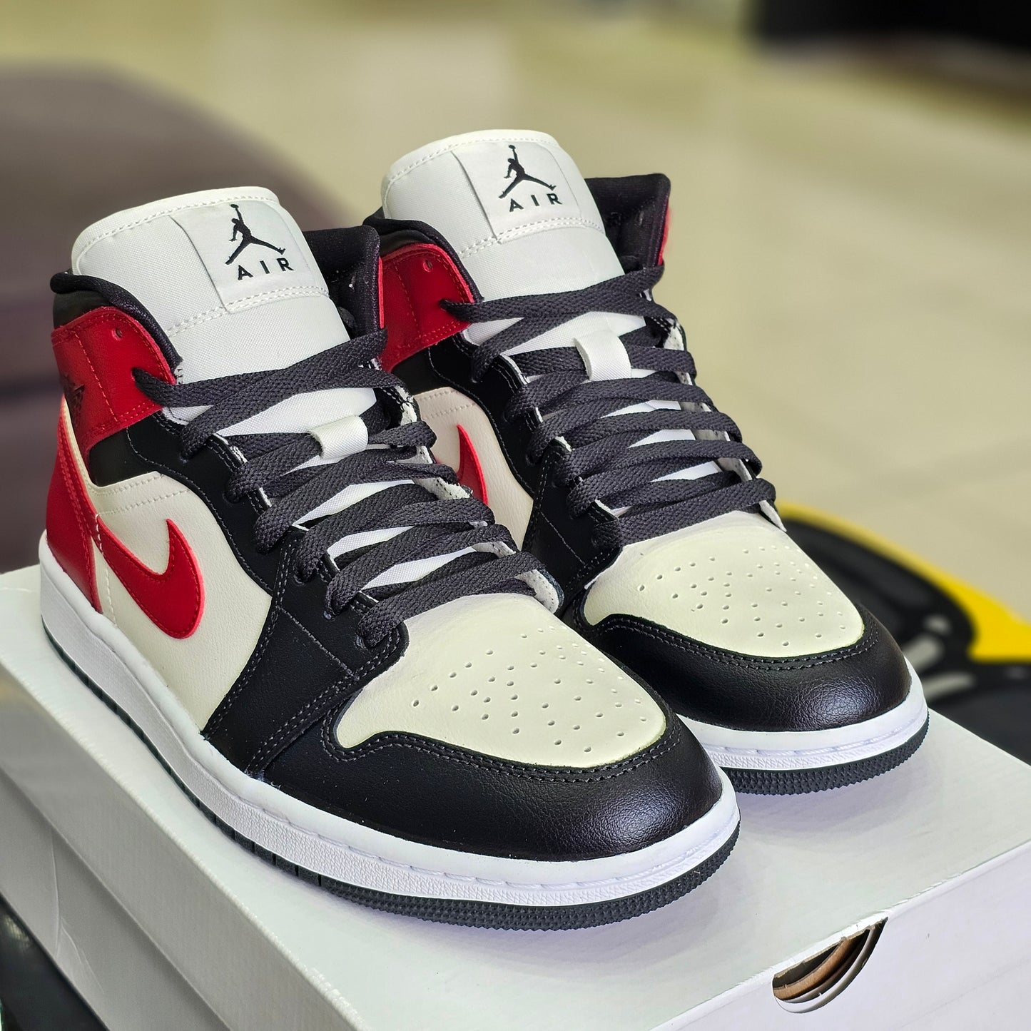 Jordan 1 Mid Black Toe